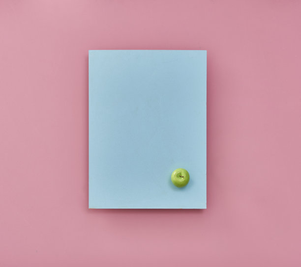 彩色背景与空框架和人的手图片下载