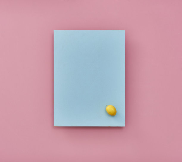 彩色背景与空框架和人的手图片下载