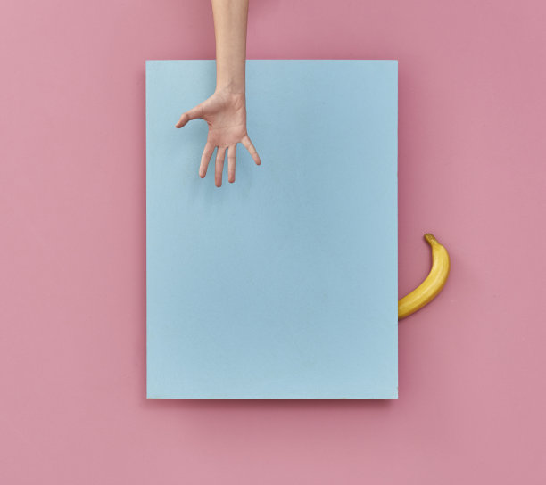 彩色背景与空框架和人的手图片下载