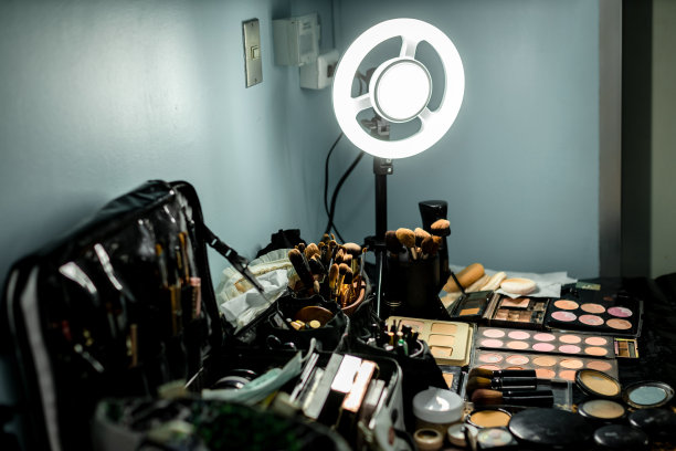 化妆的房间。装饰用化妆品和工具。图片下载