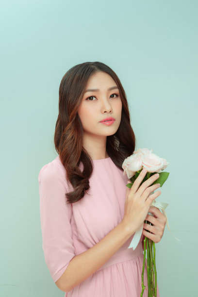 妩媚优雅、妩媚妩媚的年轻女子收到鲜花图片下载