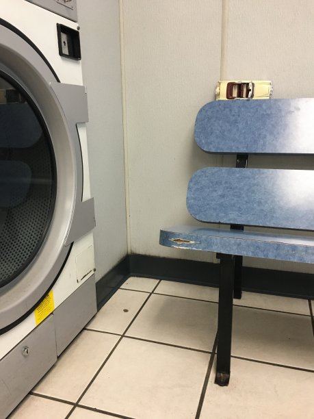 丢在自助洗衣店长凳上的玩具车图片下载