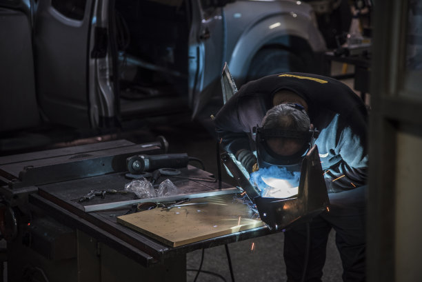 在车间工作的焊工图片下载