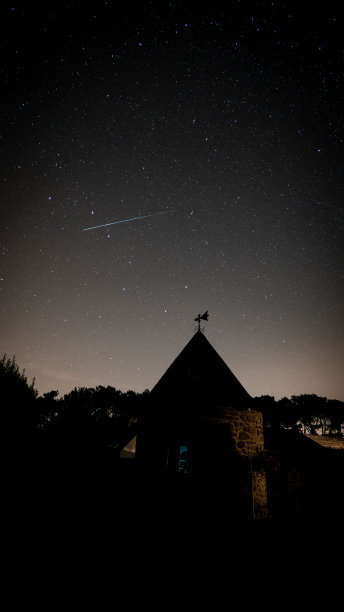 一颗流星划过布列塔尼的天空图片下载