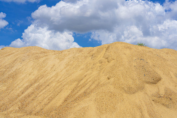 粗沙堆，天空多云。图片下载