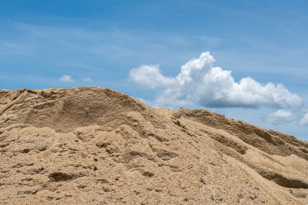 晴空沙堆。图片下载