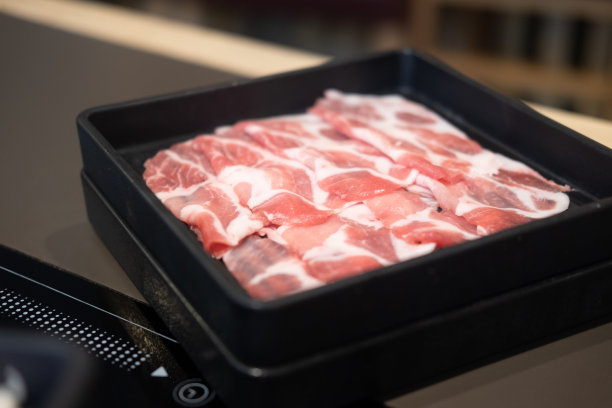 切片牛肉是传统火锅的主要食材，是亚洲国家的美食，蘸酱吃。图片下载