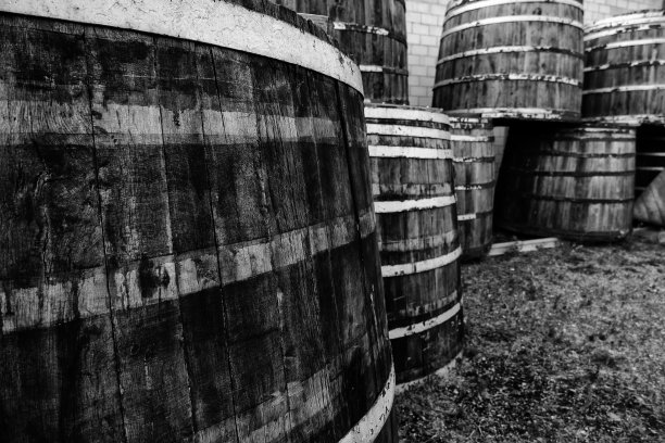 生锈的旧木桶图片下载