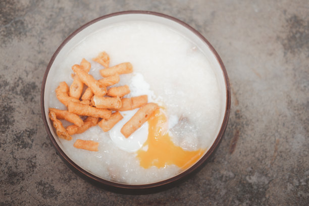 猪肉粥或小油条蛋黄粥。俯视图图片下载