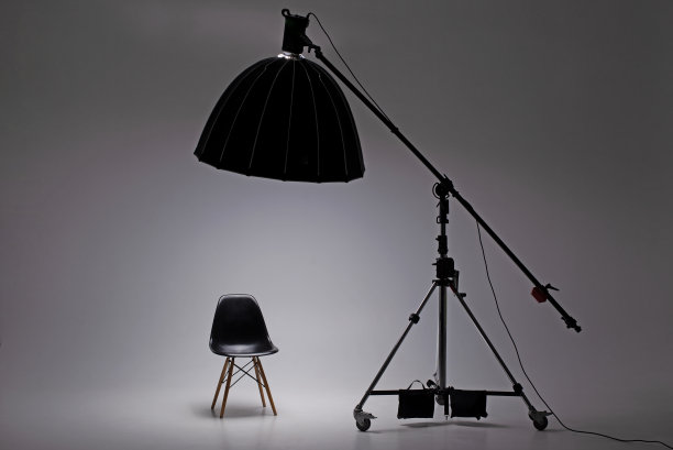 带照明设备的照相馆。灯光设计和椅子。选择和铸造的概念。工作招聘广告。图片下载