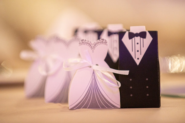 婚宴上，餐桌上放满了各式各样的礼盒和婚纱纪念品图片下载