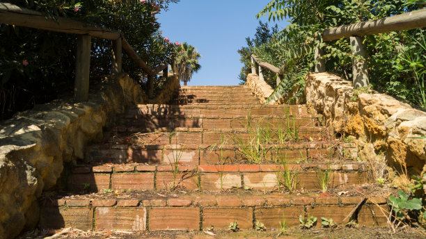 公园的砖楼梯，有选择性地关注最后一个楼梯。图片下载