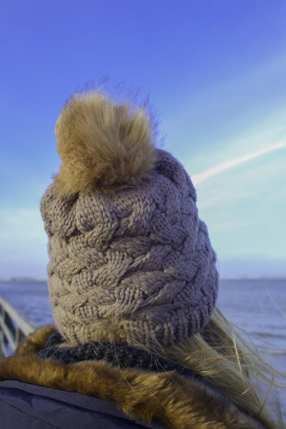 冬天海上的金发女人图片下载