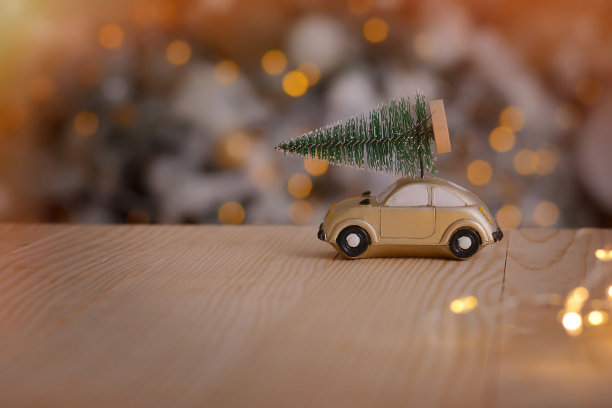 复古玩具车载着小圣诞树在圣诞节的背景。卡车运输。圣诞快乐，恭贺新禧!文本复制空间图片下载