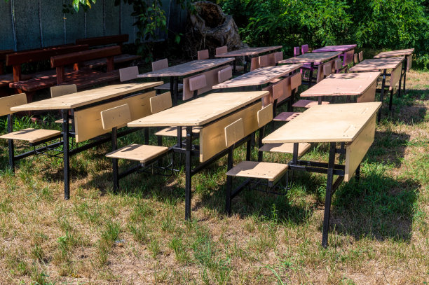 古老的乡村学校建筑和户外课程图片下载