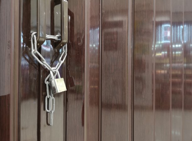 用链子把钥匙锁上，商店就关门了。图片下载