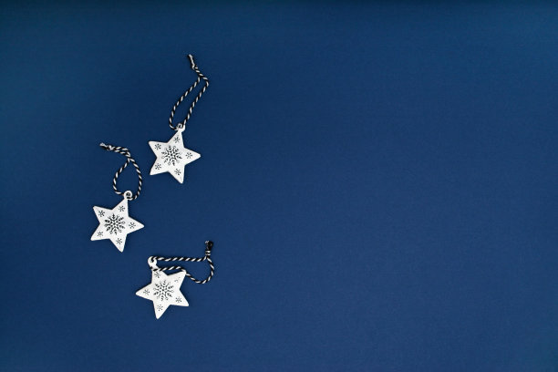 蓝色背景上的白色星星圣诞装饰图片下载