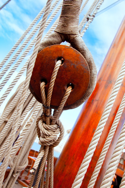 古代木制帆船的滑轮和绳索图片下载