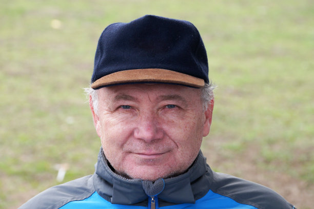 戴着帽子微笑的老人特写图片下载