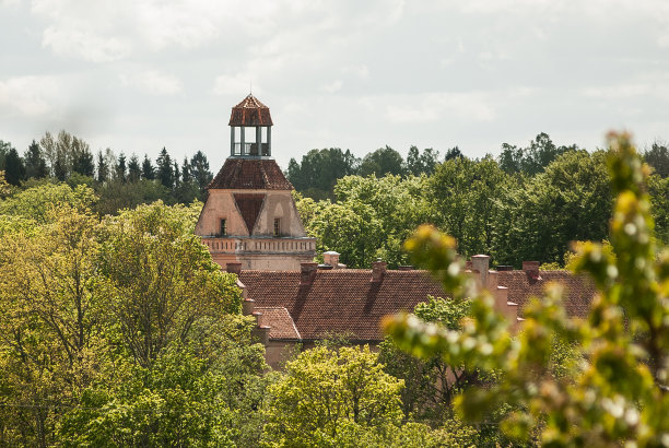 拉脱维亚，阳光明媚的春日里的中世纪城堡图片下载
