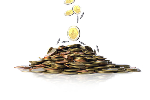 成堆的硬币和从上面落下的很多硬币孤立在白色的背景-省钱的概念图片下载