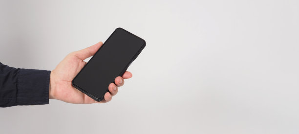 手拿着手机，隔离在白色背景上。图片下载