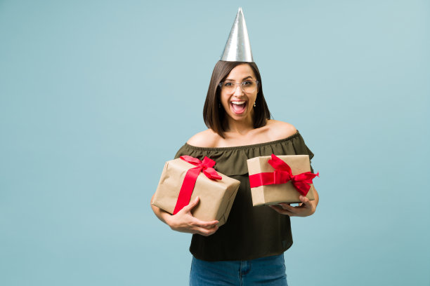 生日女孩准备参加一个激动人心的派对图片下载