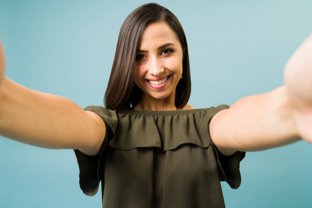 微笑的女人在自拍图片下载