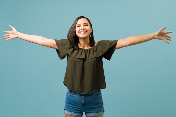 兴奋的女人准备开始她的一天图片下载