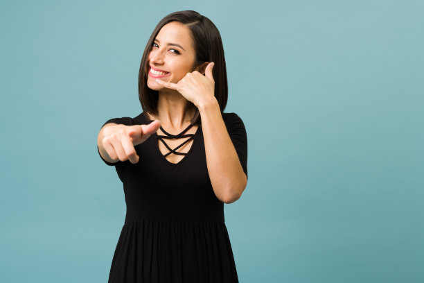 美女想让你打电话给她图片下载