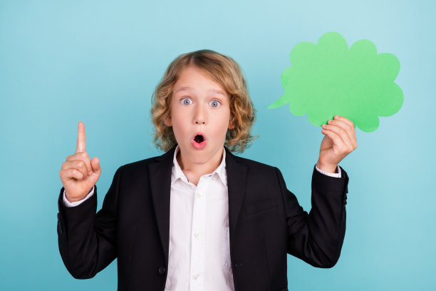 兴奋的天才书呆子小孩抱着心灵演讲泡沫张开嘴巴穿制服孤立的蓝色背景照片图片下载