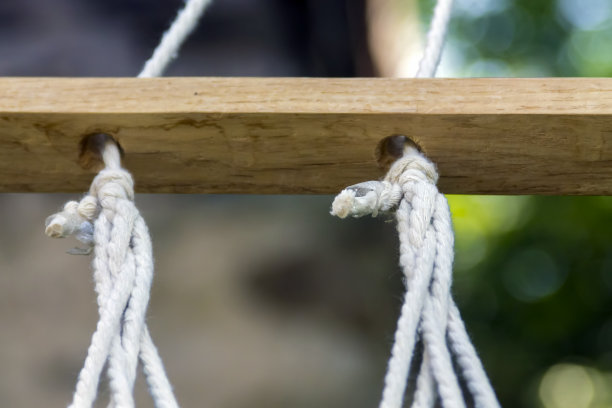 在户外的吊床上放松图片下载