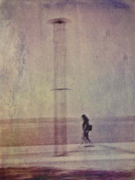 一个女人在海边散步的长曝光照片。图片下载