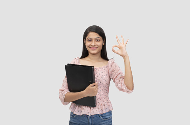 站在白色背景下的年轻女学生肖像图片下载