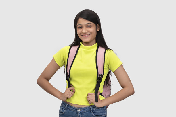 年轻女学生的肖像站在白色背景照片图片下载