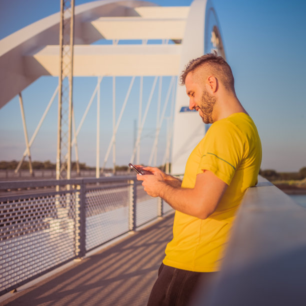 年轻的运动员微笑着打电话图片下载