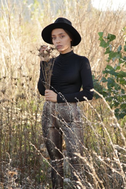 戴帽子的年轻女子图片下载