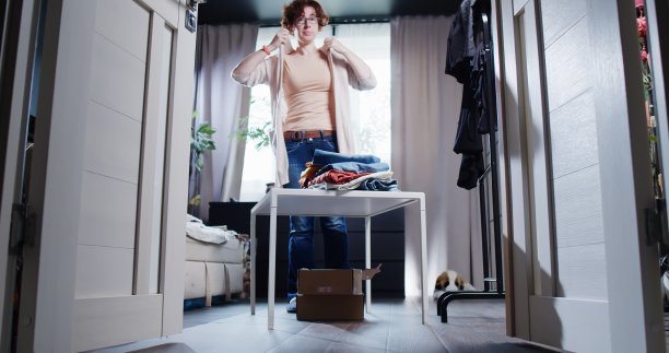 成熟的女人在家里准备捐赠图片下载