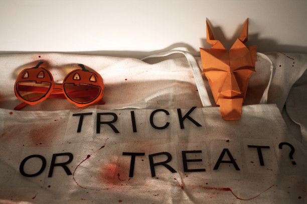 用血淋淋的围裙装饰的不给糖就捣蛋的海报图片下载