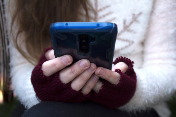 连指手套握着手机图片下载