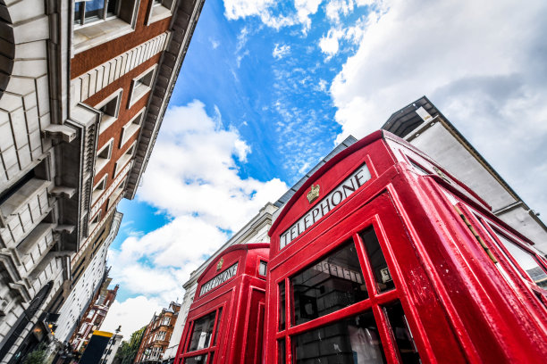 英国伦敦市中心的红色电话亭图片下载