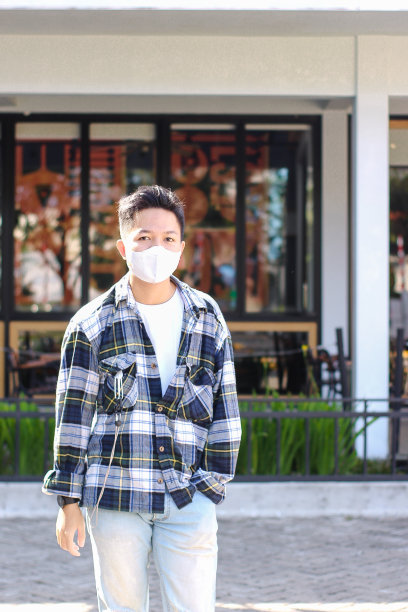 城市街道上戴面具的年轻人的肖像图片下载