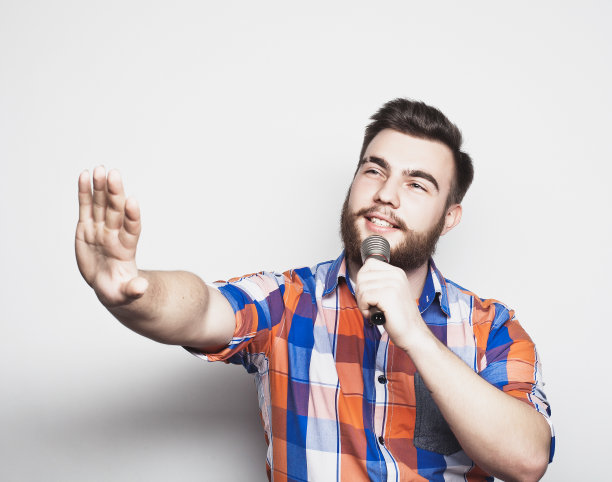 带麦克风的年轻歌手图片下载