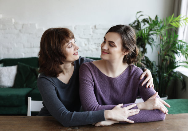 幸福的年轻女子和她的母亲在家里，幸福的家庭图片下载