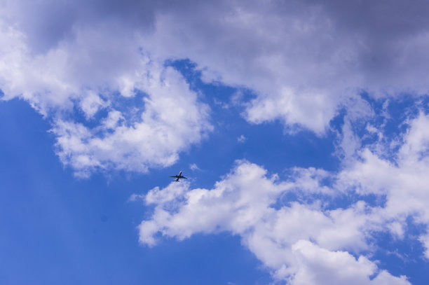 飞机在空中飞行图片下载
