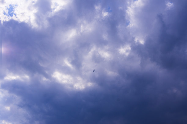 飞机在空中飞行图片下载