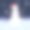 欢快的雪人在夜晚的森林里飘着雪花。图片下载