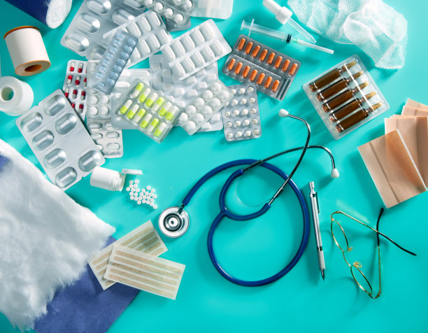 水泡药，医生桌子，药品，听诊器图片下载