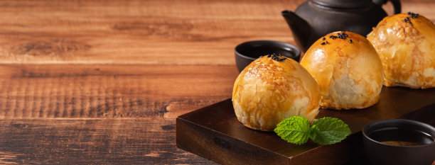 中秋佳节用的蛋黄月饼。图片下载