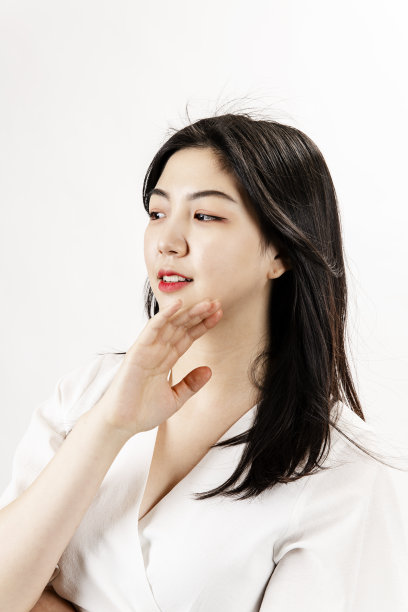 一个20多岁的女人的脸图片下载